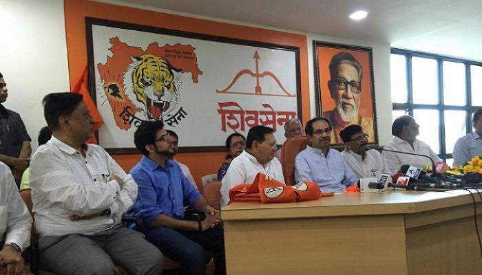 मुंबई मनपा निवडणुकीपूर्वी सेनेचा भाजप, राष्ट्रवादीला धक्का मुंबई मनपा निवडणुकीपूर्वी सेनेचा भाजप, राष्ट्रवादीला धक्का