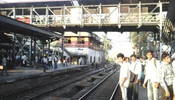 आरपीएफच्या प्रसंगावधानामुळे वाचले मायलेकींचे प्राण आरपीएफच्या प्रसंगावधानामुळे वाचले मायलेकींचे प्राण