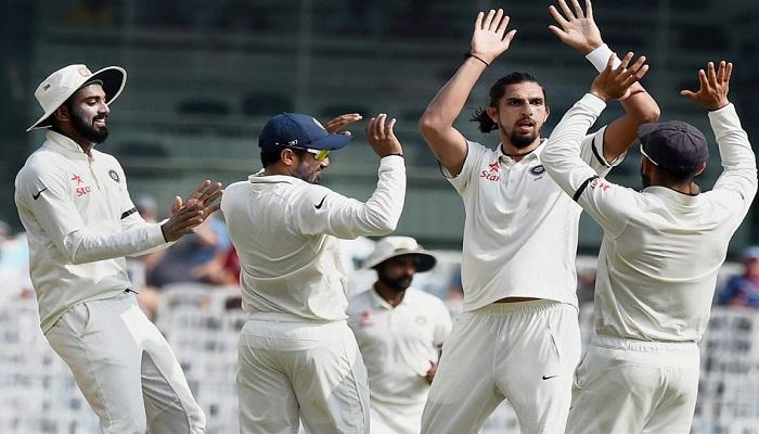 भारत विजयापासून तीन विकेट दूर भारत विजयापासून तीन विकेट दूर