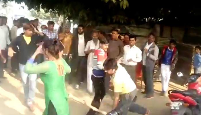 VIDEO : छेडछाडीला विरोध केला म्हणून... महिलेला रस्त्यावरच बेदम मारहाण VIDEO : छेडछाडीला विरोध केला म्हणून... महिलेला रस्त्यावरच बेदम मारहाण