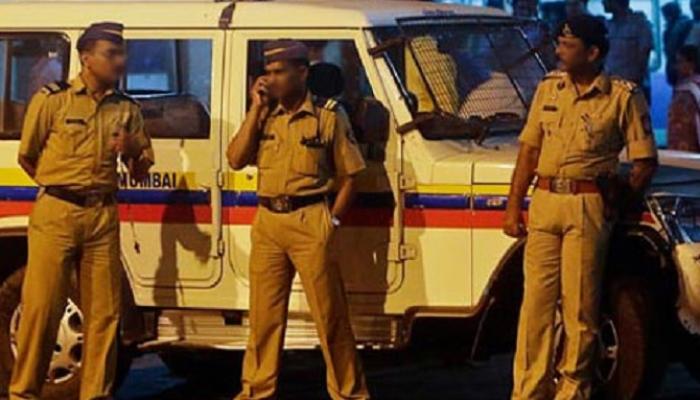 मुंबईत भरधाव कारने दोन पोलीस कर्मचाऱ्यांना चिरडले मुंबईत भरधाव कारने दोन पोलीस कर्मचाऱ्यांना चिरडले