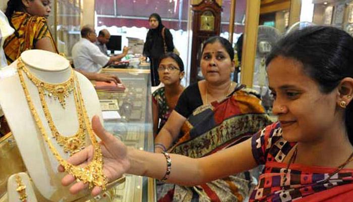 सोन्याचे दर ५० रुपयांनी स्वस्त, चांदी महागली सोन्याचे दर ५० रुपयांनी स्वस्त, चांदी महागली