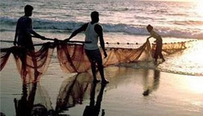 सिंधुदुर्गात मच्छिमारांचं समुद्रात जाऊन अनोखं आंदोलन सिंधुदुर्गात मच्छिमारांचं समुद्रात जाऊन अनोखं आंदोलन