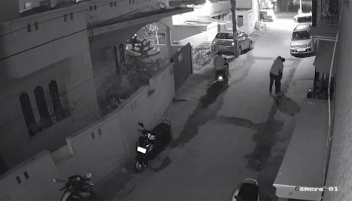बंगळुरुमधला छेडछाडीचा आणखी एक धक्कादायक व्हिडिओ आला समोर बंगळुरुमधला छेडछाडीचा आणखी एक धक्कादायक व्हिडिओ आला समोर