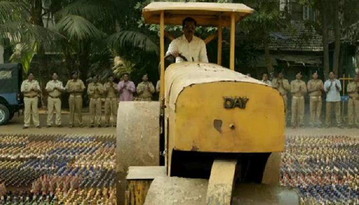 VIDEO : 'रईस'साठी 60 हजार काचेच्या बाटल्यांचा चुराडा VIDEO : 'रईस'साठी 60 हजार काचेच्या बाटल्यांचा चुराडा