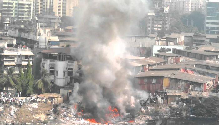 कुर्ल्यातील झोपडपट्टीला आग कुर्ल्यातील झोपडपट्टीला आग