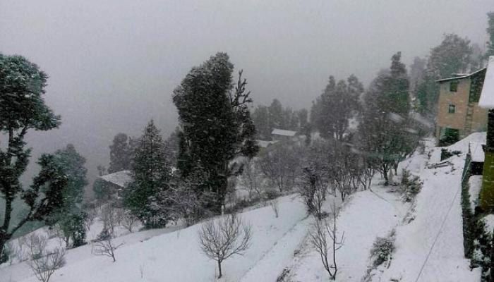 शिमल्यात तूफान बर्फवृष्टी, नारकंड्यात 200 पर्यटक अडकले शिमल्यात तूफान बर्फवृष्टी, नारकंड्यात 200 पर्यटक अडकले
