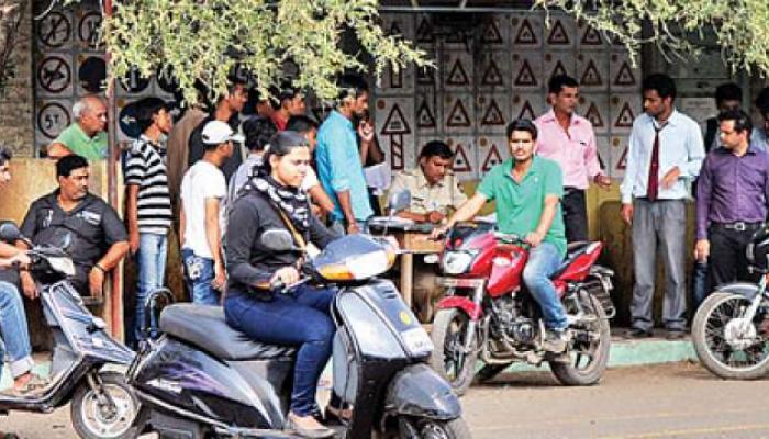 विद्यार्थ्यांना आता कॉलेजमध्येच मिळणार ड्रायव्हिंग लायसन्स विद्यार्थ्यांना आता कॉलेजमध्येच मिळणार ड्रायव्हिंग लायसन्स