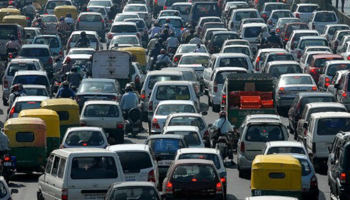 मुंबई-अहमदाबाद मार्गावर वाहनांची दोन तासांपासून कोंडी मुंबई-अहमदाबाद मार्गावर वाहनांची दोन तासांपासून कोंडी