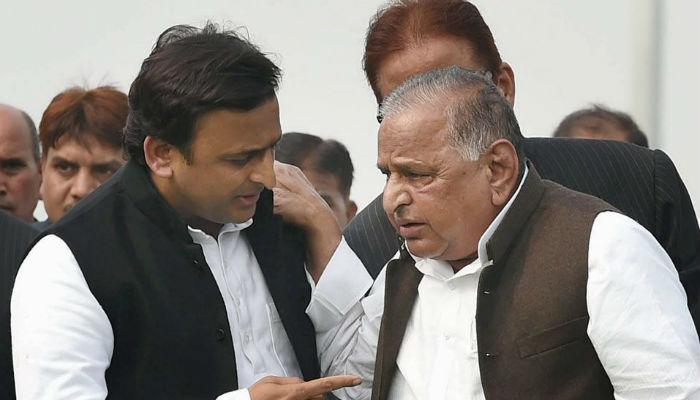 यादवी 'सायकल' युद्ध निवडणूक आयोगाच्या दारात... यादवी 'सायकल' युद्ध निवडणूक आयोगाच्या दारात...