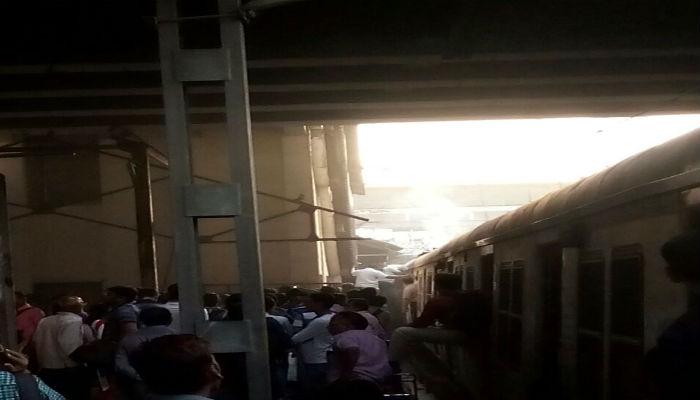 दादर स्टेशनवर ट्रेनच्या पेंटाग्राफला आग, वाहतूक विस्कळीत दादर स्टेशनवर ट्रेनच्या पेंटाग्राफला आग, वाहतूक विस्कळीत
