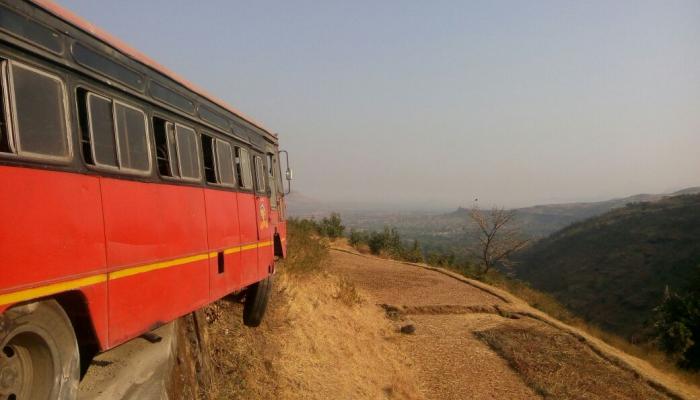 शेंडी घाटात बसची मोठी दुर्घटना टळली शेंडी घाटात बसची मोठी दुर्घटना टळली