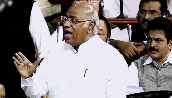 'देशासाठी तुमच्या घरातून कुत्रा तरी गेला का?' 'देशासाठी तुमच्या घरातून कुत्रा तरी गेला का?'