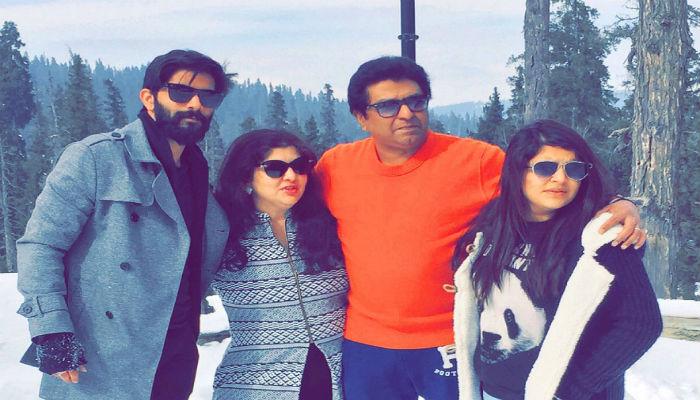 फेसबूकवर आल्यावर अमित ठाकरेंनी काढलं वडिलांचं व्यंगचित्र फेसबूकवर आल्यावर अमित ठाकरेंनी काढलं वडिलांचं व्यंगचित्र
