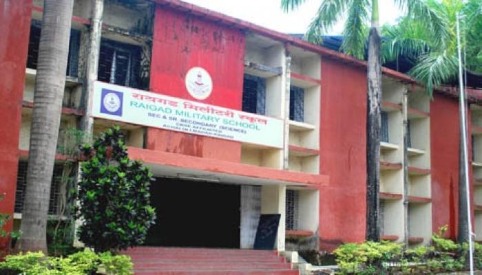 रायगड मिलिटरी स्कूलला बँकेने ठोकले सील रायगड मिलिटरी स्कूलला बँकेने ठोकले सील