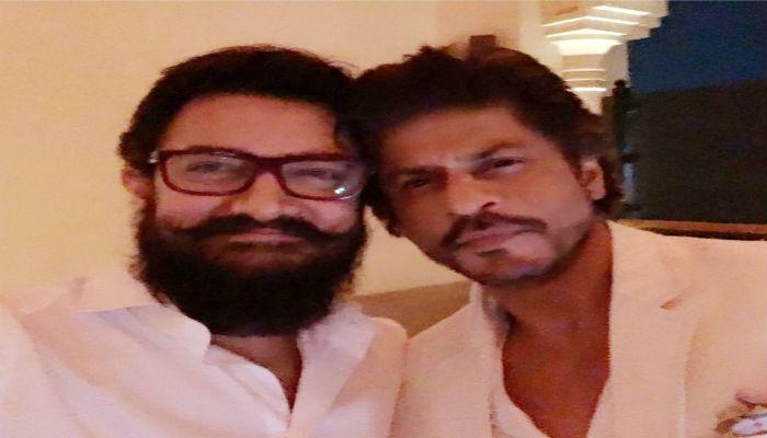 25 वर्षांमध्ये पहिल्यांदाच शाहरुख-आमीरनं एकत्र फोटो काढला 25 वर्षांमध्ये पहिल्यांदाच शाहरुख-आमीरनं एकत्र फोटो काढला