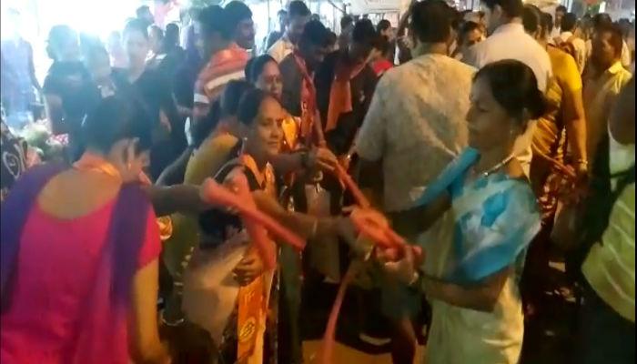 मुख्यमंत्र्यांच्या सभेनंतर शिवसैनिकांनी वाटली गाजरं मुख्यमंत्र्यांच्या सभेनंतर शिवसैनिकांनी वाटली गाजरं