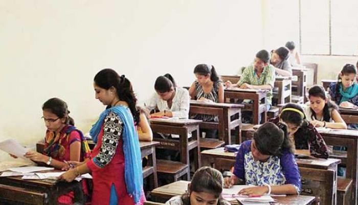 हॉल तिकीट नाही म्हणून विद्यार्थ्यांना परीक्षेपासून रोखता येणार नाही हॉल तिकीट नाही म्हणून विद्यार्थ्यांना परीक्षेपासून रोखता येणार नाही