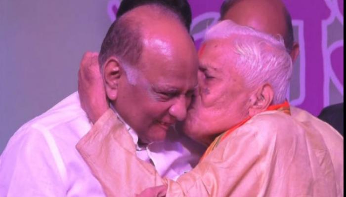 स्टेजवरच त्यांनी घेतला पवारांचा मुका मग केली टीका स्टेजवरच त्यांनी घेतला पवारांचा मुका मग केली टीका