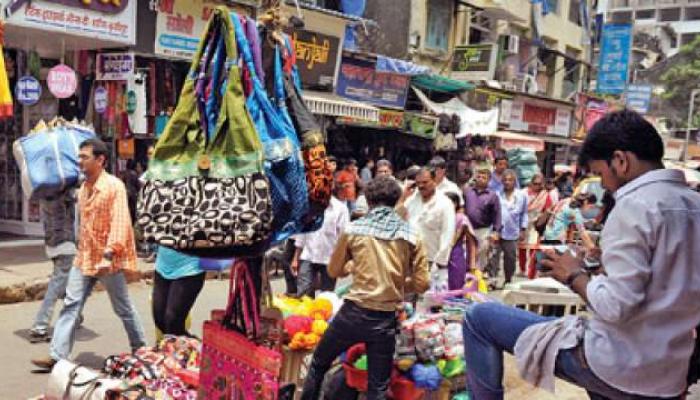 सर्वसामान्य मुंबईकरांनी चालायचं कुठे? हायकोर्टाचा सवाल सर्वसामान्य मुंबईकरांनी चालायचं कुठे? हायकोर्टाचा सवाल