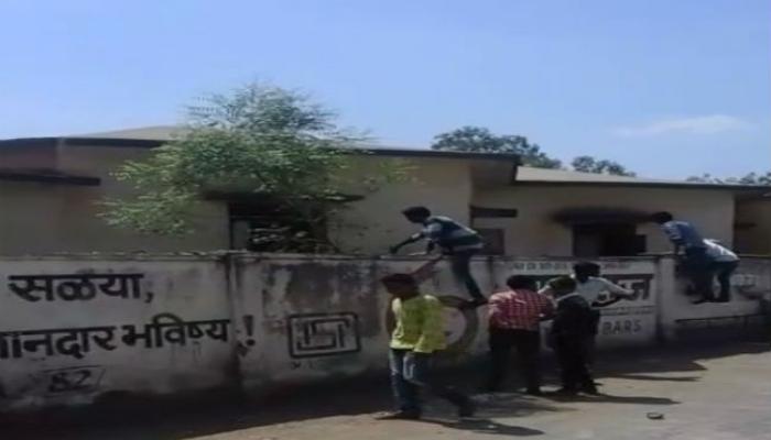 शिक्षक-पोलिसांसमोरच लातूरमध्ये 'कॉपी' पॅटर्न शिक्षक-पोलिसांसमोरच लातूरमध्ये 'कॉपी' पॅटर्न