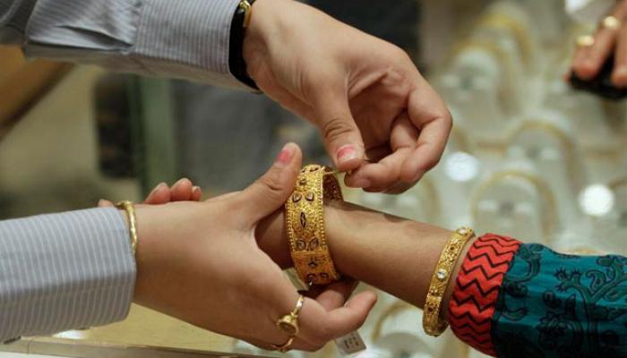 सोन्याने गाठला दोन महिन्यांचा नीचांकी स्तर सोन्याने गाठला दोन महिन्यांचा नीचांकी स्तर