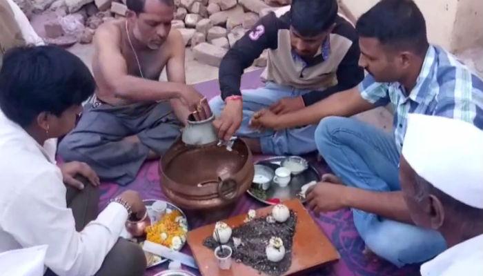 जवान चंदू चव्हाणनं केलं आजीच्या अस्थींचं पूजन जवान चंदू चव्हाणनं केलं आजीच्या अस्थींचं पूजन