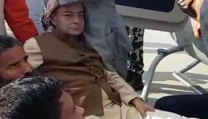 अर्थमंत्री अरूण जेटली हेलिकॉप्टरमध्ये चढतांना घसरले अर्थमंत्री अरूण जेटली हेलिकॉप्टरमध्ये चढतांना घसरले