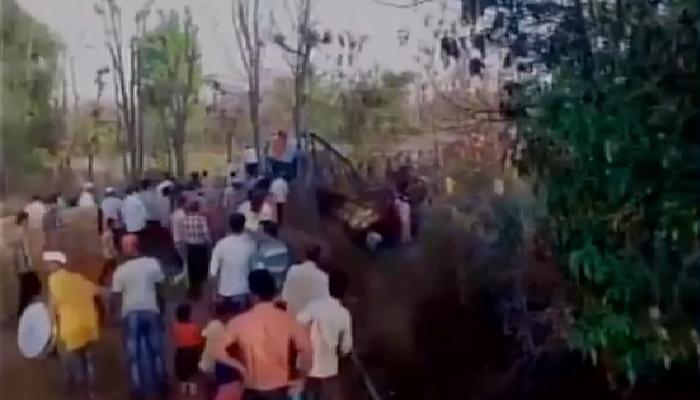 कोकणात शिमग्या दरम्यान पूल कोसळला कोकणात शिमग्या दरम्यान पूल कोसळला