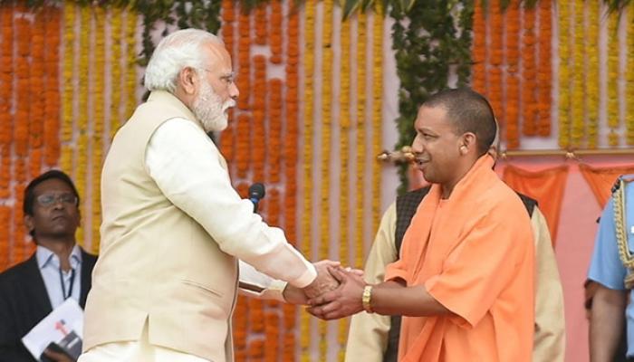 मोदींच्या रस्त्यावर योगी, गोरखपूरमध्ये मिनी मुख्यमंत्री कार्यालय मोदींच्या रस्त्यावर योगी, गोरखपूरमध्ये मिनी मुख्यमंत्री कार्यालय