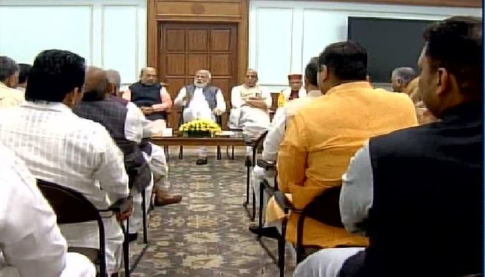 पोलिसांवर दबाव न टाकण्याचा यूपीतील खासदारांना मोदींच्या सूचना पोलिसांवर दबाव न टाकण्याचा यूपीतील खासदारांना मोदींच्या सूचना