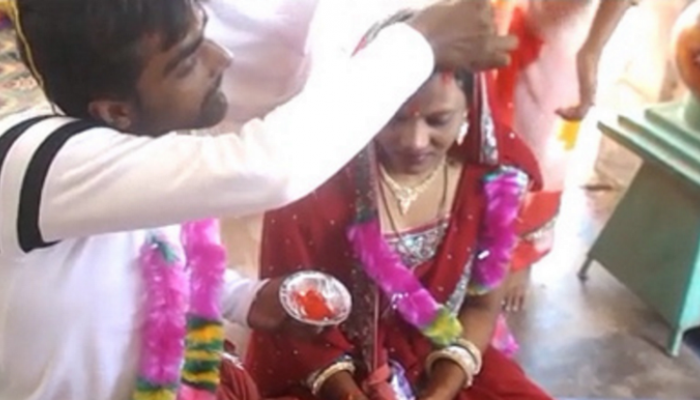 'तीन तलाख'ला विटलेल्या तरुणीचा हिंदू तरुणाशी विवाह 'तीन तलाख'ला विटलेल्या तरुणीचा हिंदू तरुणाशी विवाह