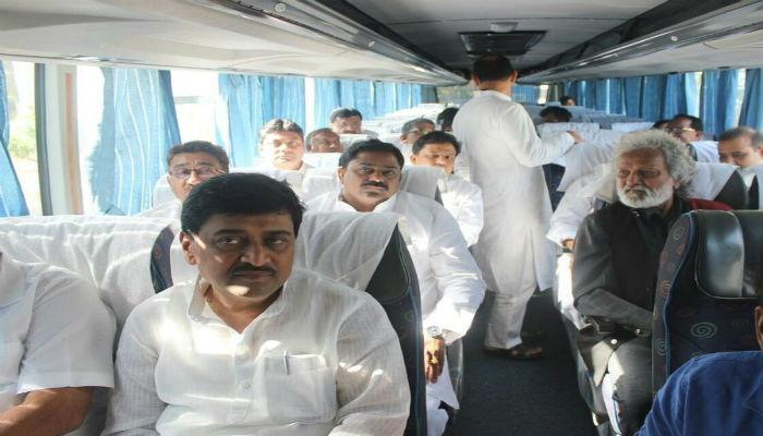 विरोधकांची एसी बसमधून संघर्ष यात्रा, भाजपची टीका विरोधकांची एसी बसमधून संघर्ष यात्रा, भाजपची टीका