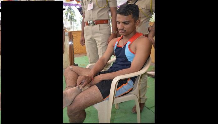 पोलिस भरतीवेळी उंची वाढविण्यासाठी 'पायचलाखी' पोलिस भरतीवेळी उंची वाढविण्यासाठी 'पायचलाखी'