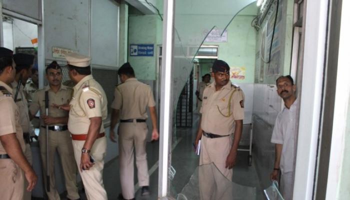 ठाण्यात रुग्णाच्या नातेवाईकांची मारहाण, डॉक्टरांचं काम बंद आंदोलन ठाण्यात रुग्णाच्या नातेवाईकांची मारहाण, डॉक्टरांचं काम बंद आंदोलन