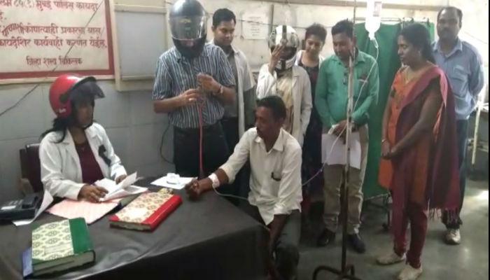 हल्ल्यांच्या निषेधार्थ डॉक्टरांचं हेल्मेट घालून आंदोलन हल्ल्यांच्या निषेधार्थ डॉक्टरांचं हेल्मेट घालून आंदोलन