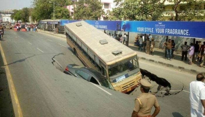 रस्त्याला भगदाड, बस आणि कार आरपार! रस्त्याला भगदाड, बस आणि कार आरपार!