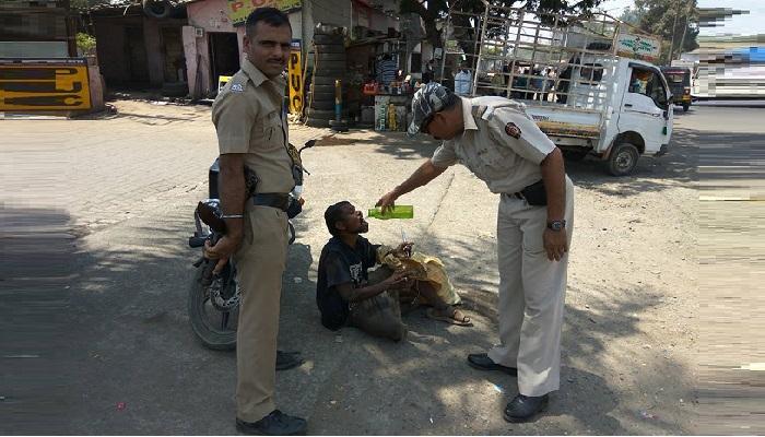 पोलिसातील माणुसही जरा जाणून घ्या... पोलिसातील माणुसही जरा जाणून घ्या...
