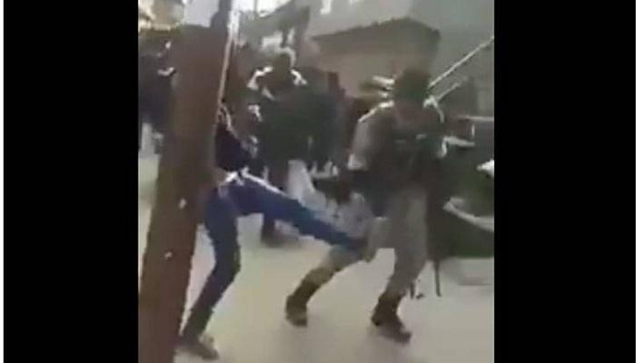 इलेक्शन ड्युटीवरून परतणाऱ्या CRPF जवानांशी काश्मीर युवकांचे गैरवर्तन, VIDEO व्हायरल इलेक्शन ड्युटीवरून परतणाऱ्या CRPF जवानांशी काश्मीर युवकांचे गैरवर्तन, VIDEO व्हायरल