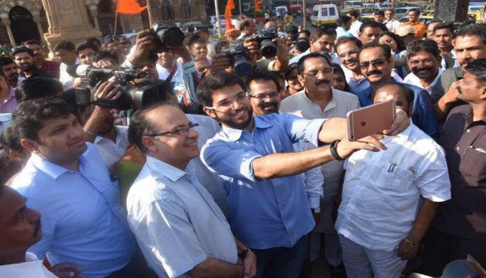 मुंबईकरांना मिळाला नवा सेल्फी पॉईंट, आदित्य ठाकरेंच्या हस्ते उद्घाटन मुंबईकरांना मिळाला नवा सेल्फी पॉईंट, आदित्य ठाकरेंच्या हस्ते उद्घाटन