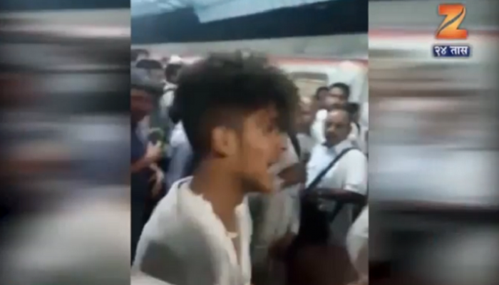 VIDEO : डोंबिवली स्टेशनवर क्षुल्लक कारणावरून हाणामारी VIDEO : डोंबिवली स्टेशनवर क्षुल्लक कारणावरून हाणामारी