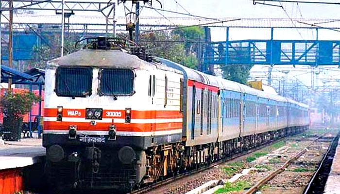 रेल्वे रुळावर ट्रेन थांबवून ड्रायव्हर अंघोळ आणि जेवणासाठी बाहेर रेल्वे रुळावर ट्रेन थांबवून ड्रायव्हर अंघोळ आणि जेवणासाठी बाहेर