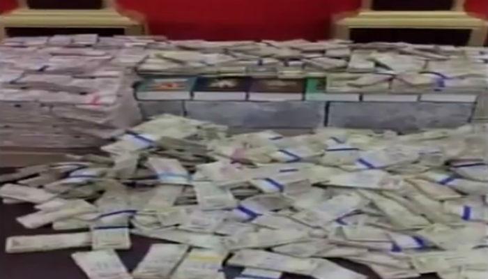 माजी नगरसेवकाच्या कार्यालयात सापडलं नोटांचं घबाड माजी नगरसेवकाच्या कार्यालयात सापडलं नोटांचं घबाड