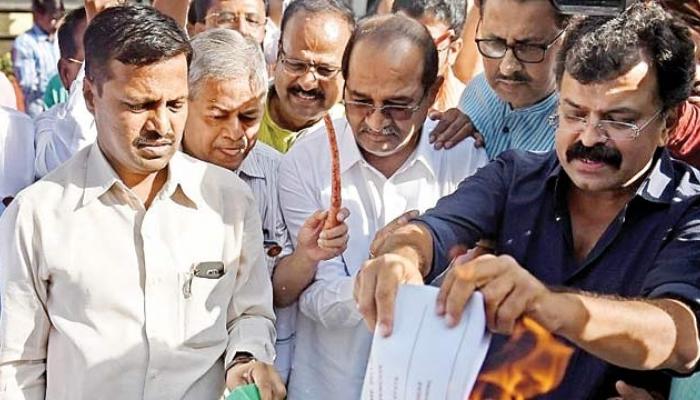 विरोधी पक्षाच्या संघर्ष यात्रेच्या दुस-या टप्प्याला सुरुवात विरोधी पक्षाच्या संघर्ष यात्रेच्या दुस-या टप्प्याला सुरुवात