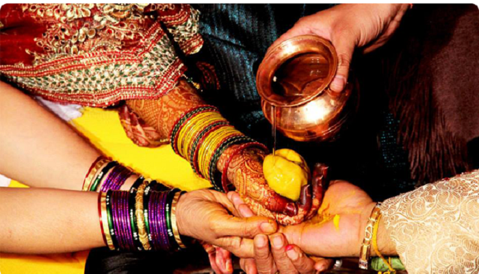 शेतमजुरांच्या ११ मुलींचा सामूहिक विवाह थाटात शेतमजुरांच्या ११ मुलींचा सामूहिक विवाह थाटात