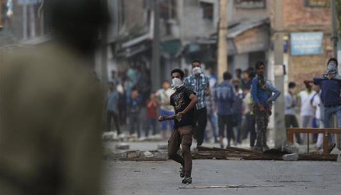विद्यार्थ्यांच्या आंदोलनाला हिंसक वळण, पोलिसांवर दगडफेक विद्यार्थ्यांच्या आंदोलनाला हिंसक वळण, पोलिसांवर दगडफेक
