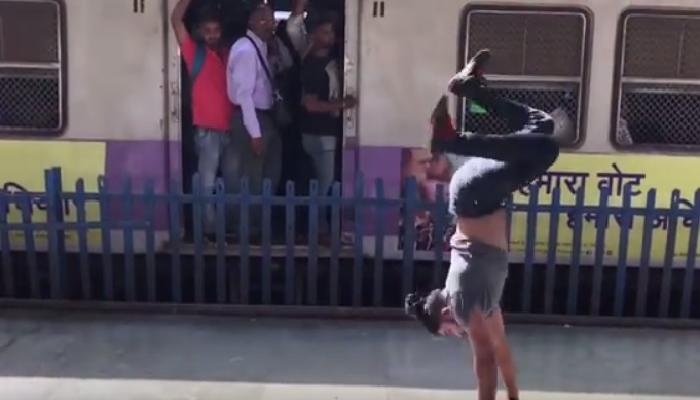 मुंबईतल्या लोकल प्लॅटफॉर्मवर या मुलाने काय केलं पाहा... मुंबईतल्या लोकल प्लॅटफॉर्मवर या मुलाने काय केलं पाहा...