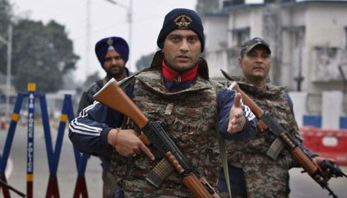 दिल्ली विमानतळावर जवानांचं टाळ्यांच्या कडकडाटात स्वागत दिल्ली विमानतळावर जवानांचं टाळ्यांच्या कडकडाटात स्वागत
