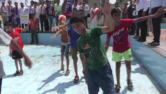 कोरड्या स्विमिंग पूलमध्ये महापौर चषक स्पर्धा, मनसेचे आंदोलन कोरड्या स्विमिंग पूलमध्ये महापौर चषक स्पर्धा, मनसेचे आंदोलन