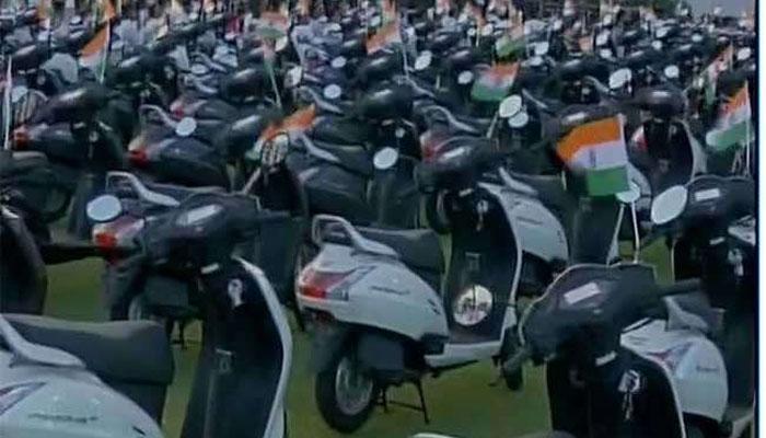१२५ कर्मचाऱ्यांना दिली स्कूटी भेट १२५ कर्मचाऱ्यांना दिली स्कूटी भेट